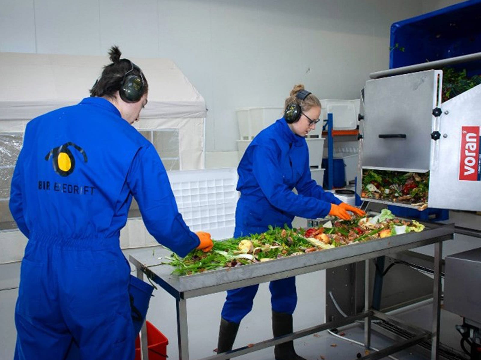 Manually sorting organic waste in Bergen, Norway - BIR copie