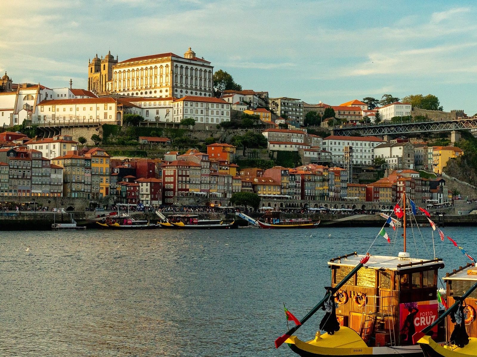 View across the river in Porto, Portugal - Ramon Perucho - Pixabay copie