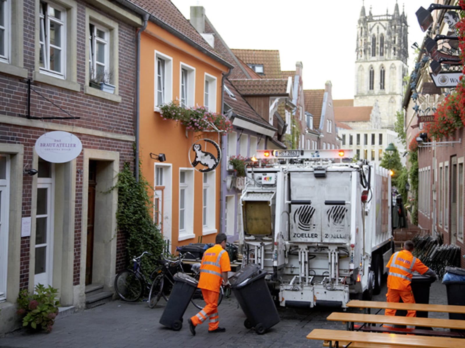 Waste collection in the old town of Münster, Germany - Rasmus Schübel - ©AWM copie